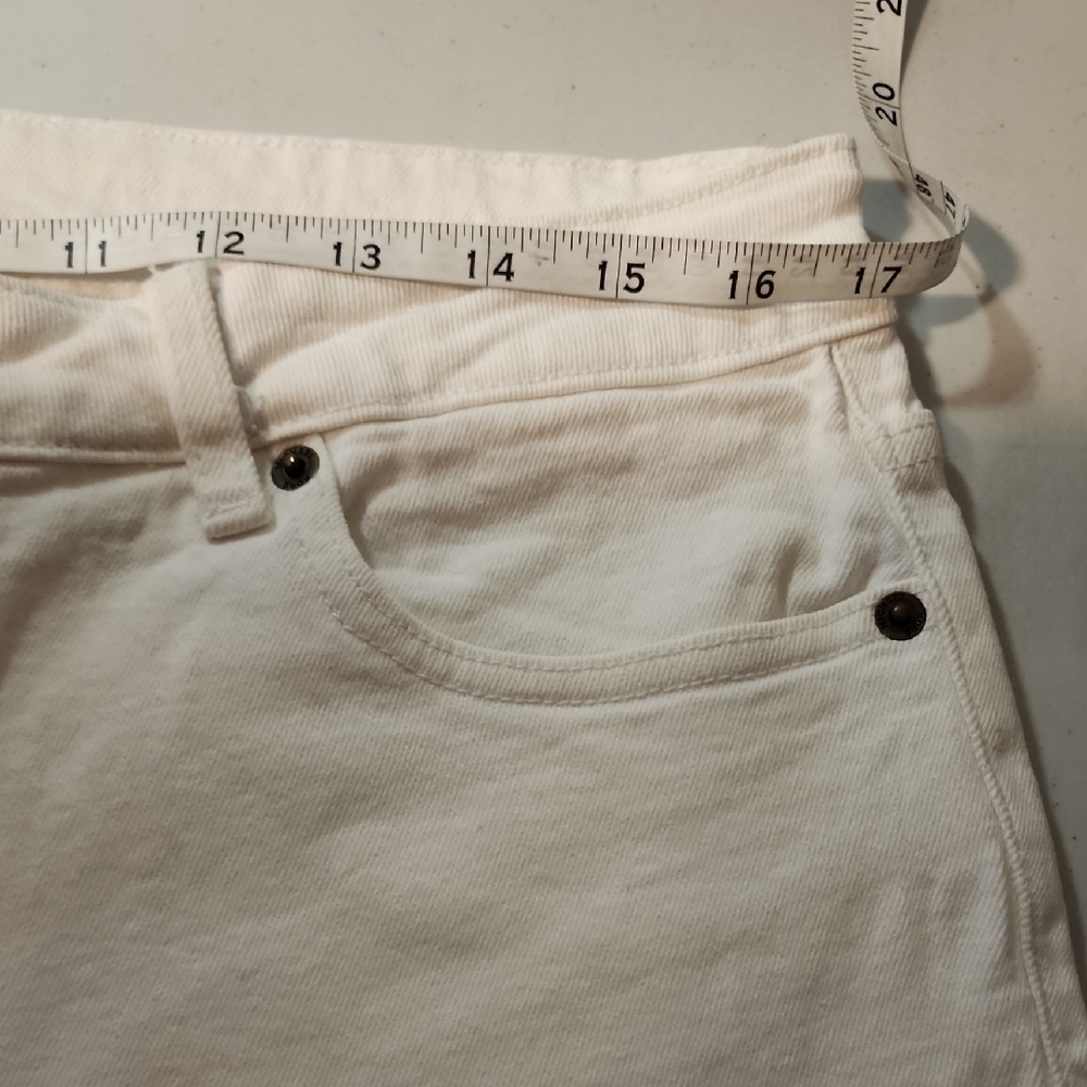 Michael Kors White Capris with Smooth Finish - Picture 6 of 10
